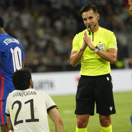 Fussball, Nations League, Länderspiel, Gruppe C, Deutschland-England, 07.06.2022, Allianzarena München Ilkay Gündogan, Deutschland, Schiedsrichter Carlos del cerro Grande, Spanien
