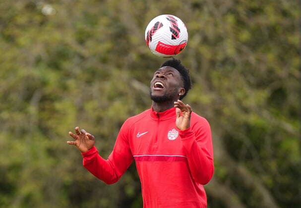 Sport Bilder des Tages June 7, 2022, VANCOUVER, BC, CANADA: Canadian national men s soccer team forward Alphonso Davies juggles a ball with his head during a training session for a CONCACAF Nations League match against Curacao, in Vancouver, on Tuesday, June 7, 2022. Canada s men s soccer team is back to training for the Thursday match, but the players say there s still work to be done on reaching a new deal with the s national governing body. A scheduled friendly against Panama on Sunday was cancelled after the Canadian team refused to play due to a labour dispute. Canada News - June 7, 2022  - ZUMAc35_ 20220607_zaf_c35_090 Copyright: xDarrylxDyckx