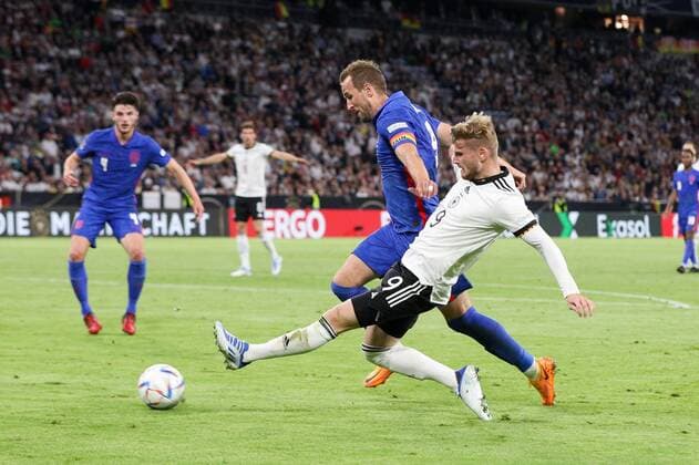 im Zweikampf, Aktion, mit Harry Kane 9 (England), Timo Werner 9 (Deutschland), Deutschland vs. England, UEFA, Nations League, Fussball, 07.06.2022 Muenchen Bayern Deutschland