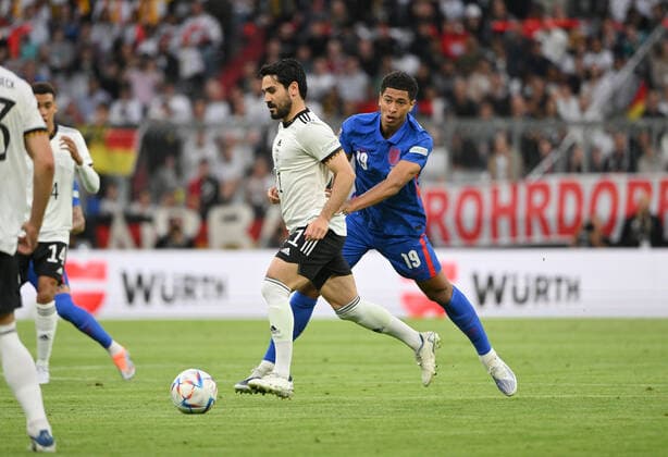 Ilkay Gündogan (Deutschland), li., gegen Jude Bellingham (England) 07.06.2022, Fussball 2022, UEFA Nations League 2022 23, 2. Spieltag in München, Deutschland - England 1:1 Foto: Maik Hölter TEAM2sportphoto Muenchen Allianz Arena Deutschland