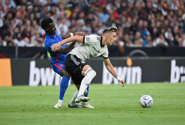 Nico Schlotterbeck (Deutschland), re., gegen Bukayo Saka (England) 07.06.2022, Fussball 2022, UEFA Nations League 2022 23, 2. Spieltag in München, Deutschland - England 1:1 Foto: Maik Hölter TEAM2sportphoto Muenchen Allianz Arena Deutschland