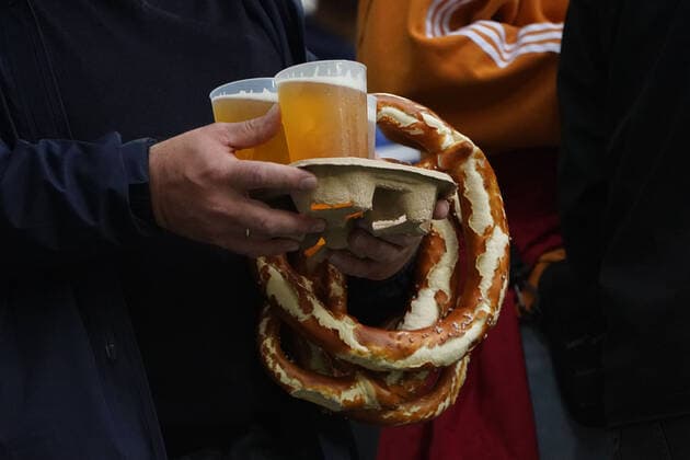 Fussball, Nations League, Länderspiel, Gruppe C, Deutschland-England, 07.06.2022, Allianzarena München Bier, Brezel,