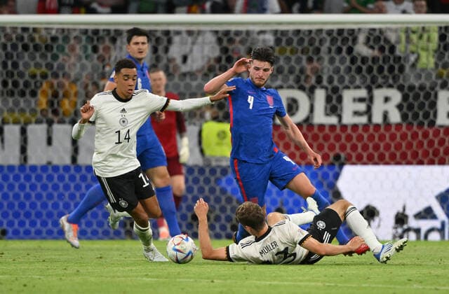 v.li., Jamal Musiala (Deutschland), Declan Rice (England), Thomas Müller (Deutschland) 07.06.2022, Fussball 2022, UEFA Nations League 2022 23, 2. Spieltag in München, Deutschland - England 1:1 Foto: Maik Hölter TEAM2sportphoto Muenchen Allianz Arena Deutschland