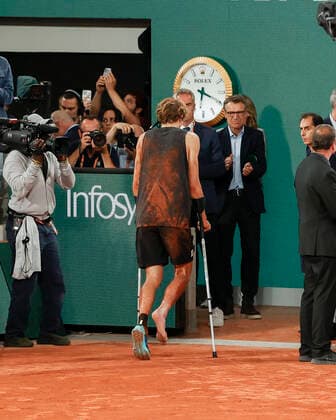 French Open 2022, Alexander Zverev verlaesst den Platz auf Kruecken, Verletzung, verletzt, Uhrzeit,Mats Wilander applaudiert Copyright: xJuergenxHasenkopfx