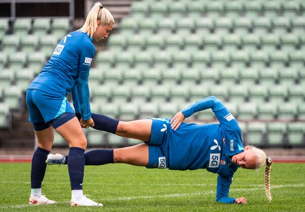 Sport Themen der Woche KW23 Sport Bilder des Tages Fotball kvinner, A-landslaget trener for EM Oslo 20220608. Landslagsspillere Sophie Roman Haug (t.v.) og Maria Thorisdottir under fotballandslagets trening pa Bislett stadion i Oslo onsdag. Landslaget trener mot et NTG-lag fra Stabaek. Foto: Hakon Mosvold Larsen NTB Oslo Norge Ref:_SPOTOUIyAulyQE.jpg *** Womens football, A national team coaches for the European Championships Oslo 20220608 National team players Sophie Roman Haug left and Maria Thorisdottir during the national football teams training at Bislett Stadium in Oslo on Wednesday The national team trains against an NTG team from Stabaek Photo Hakon Mosvold Larsen NTB Oslo Norway Copyright: xHakonxMosvoldxLarsenx xNTBx EDITORIAL USE ONLY. RESTRICTED USE FOR BETTING COMPANIES