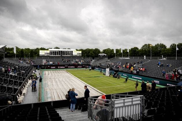 ROSMALEN - Due to the rain, the matches at the international tennis tournament Libema Open have been stopped. The combined Dutch tennis tournament for men and women will be held on the grass courts of Autotron for twelve days. ANP SANDER KING xVIxANPxSportx xxANPxIVx