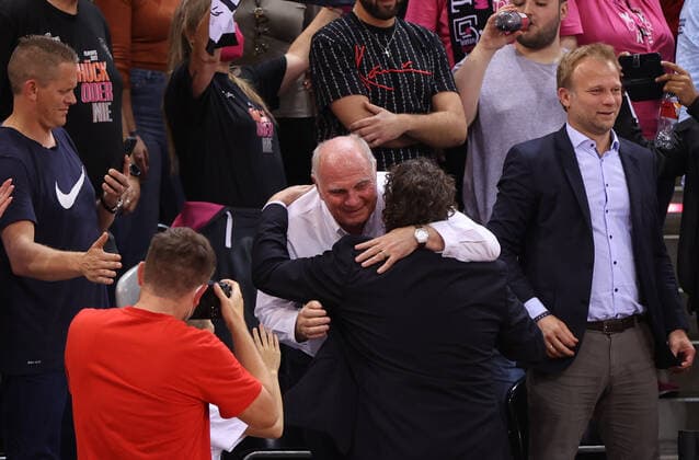 Sport Bilder des Tages Bonn, Deutschland 08.06.2022, Telekom Dome, Basketball Bundesliga, Playoff, Halbinale, 5. Spiel, BBL, Telekom Baskets Bonn vs Bayern München, Uli Hoeness gratuliert Headcoach Andrea Trinchieri (Bayern) nach dem Spiel.