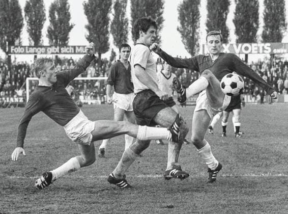 Aus 1. BL Saison 1968 69 Eintracht Braunschweig - Borussia Dortmund 4:3 am 19.10.1968. BS. Spieler sind li. Peter Kaack und Wolfgang Grzyb. sowie Mitte Lothar Emmerich. *** From 1 BL season 1968 69 Eintracht Braunschweig Borussia Dortmund 4 3 on 19 10 1968 BS players are left Peter Kaack and Wolfgang Grzyb and center Lothar Emmerich