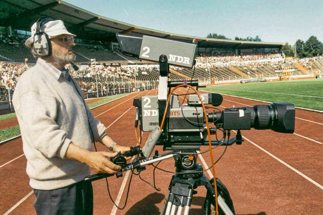 Fernsehübertragung Regionalliga Nord durch NDR 3. Hier Arminia Hannover gegen Hannover 96 0:2 am 30.08.1997 im Niedersachsenstadion zu Hannover *** Television broadcast Regionalliga north by NDR 3 Here Arminia Hannover against Hannover 96 0 2 on 30 08 1997 in the Niedersachsenstadion to Hannover