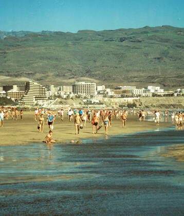 Urlaub zu Weihnachten in Playa del Ingles auf Grancanaria - hier am 17.12.1987. Spaziergang zwischen den Dünen und Atlantc Richtung Maspalomas - Hintergrund die Hotelanlagen *** Vacation at Christmas in Playa del Ingles on Grancanaria here on 17 12 1987 walk between the dunes and Atlantc direction Maspalomas background the hotel facilities