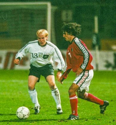 Aus DFB U21, U 21 Deutschland - Albanien 2:0 am 10.10.1997 im Eintrachtstadion in Braunschweig. Im Foto: Am Ball Jens Rasiejewski 13 gegen Eldorado Mercoci vom FC Tirana *** From DFB U21 Germany Albania 2 0 on 10 10 1997 in the Eintrachtstadion in Braunschweig In the photo On the ball Jens Rasiejewski 13 against Eldorado Mercoci of FC Tirana