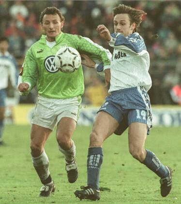 Aus 1. BL. Saison 1997 98 VfL Wolfsburg - Arminia Bielefeld 2:0. am 25.10.1997. Im Foto: Hier li. Frank Greiner (machte das 2:0) gegen Heiko Gerber. *** From 1 BL season 1997 98 VfL Wolfsburg Arminia Bielefeld 2 0 on 25 10 1997 In photo Here li Frank Greiner made the 2 0 against Heiko Gerber