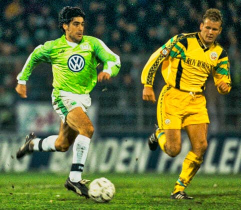 Aus 1. BL Saison 1997 98 VfL Wolfsburg - Hansa Rostock 1:1 am 07.12.1997. Im Foto: am Ball WOB Spieler Claudio Reyna *** From 1 BL season 1997 98 VfL Wolfsburg Hansa Rostock 1 1 on 07 12 1997 In the photo on the ball WOB player Claudio Reyna