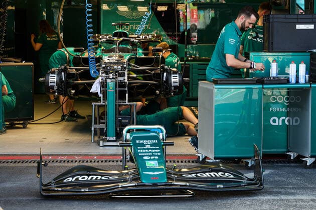 Aston Martin F1 Team AMR22, mechanical detail of mechanics at work during the Formula 1 Azerbaijan Grand Prix 2022, 8th round of the 2022 FIA Formula One World Championship, WM, Weltmeisterschaft on the Baku City Circuit, from June 10 to 12, 2022 in Baku, Azerbaijan - F1 - AZERBAIJAN GRAND PRIX 2022 DPPI Panoramic  20220609_GOOD5182