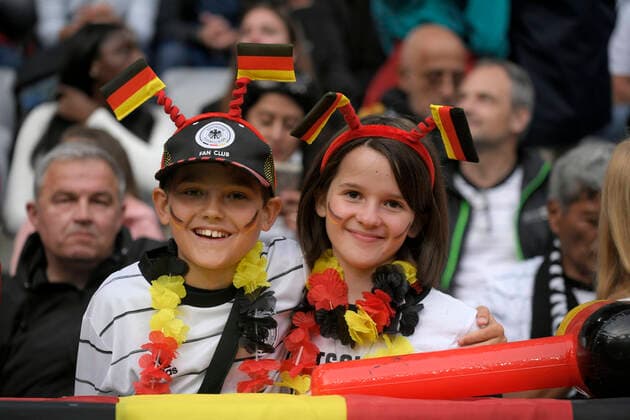 07.06.2022, Fussball Länderspiel UEFA-Nations-League 2022 23, Deutschland - England, in der Allianz-Arena München. Deutsche Nachwuchs-Fans auf der Tribüne *** 07 06 2022, football international match UEFA Nations League 2022 23, Germany England, at Allianz Arena Munich German junior fans in the stands