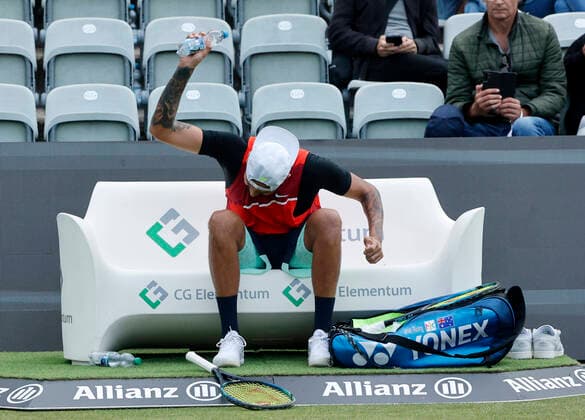 Sport Themen der Woche KW23 Sport Bilder des Tages 09.06.2022, BossOpen TC Weissenhof Stuttgart ,Rasen Turnier Tennis im Bild: Nick Kyrgios (AUS) schmeisst die Flasche um *** 09 06 2022, BossOpen TC Weissenhof Stuttgart ,lawn tournament tennis sport, in the picture Nick Kyrgios AUS knocks over the bottle