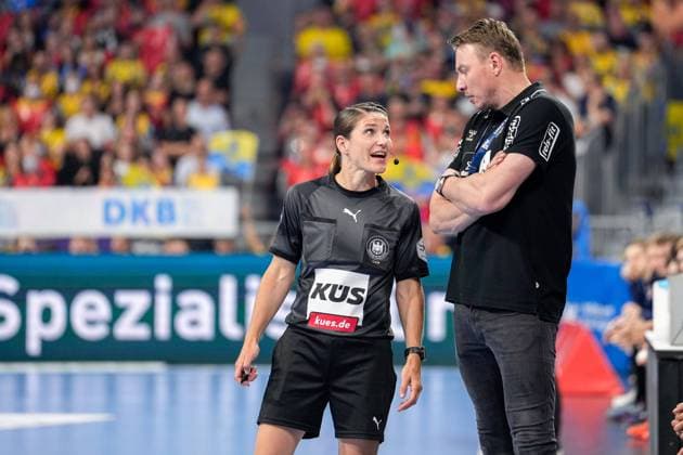 v.li.: Tanja Kuttler (Schiedsrichterin) im Gespräch mit Filip Jicha (Trainer, Cheftrainer, THW), Aktion, Action, Spielszene, 08.06.2022, Mannheim (Deutschland), Handball, Bundesliga, Rhein-Neckar Löwen - THW Kiel