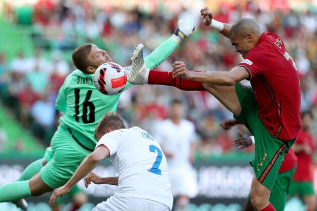 Sport Themen der Woche KW23 Sport Bilder des Tages Portugal v Czech Republic: UEFA Nations League - League Path Group 2 Pepe of Portugal (R ) vies with Czech Republic s goalkeeper Jindrich Stanek during the UEFA Nations League, league A group 2 match between Portugal and Czech Republic at the Jose Alvalade stadium in Lisbon, Portugal, on June 9, 2022. Lisbon Portugal  Copyright: xPedroxFiuzax originalFilename:fiuza-portugal220609_npYxl.jpg