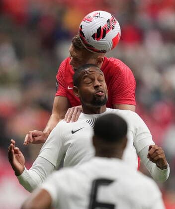 June 9, 2022, VANCOUVER, BC, CANADA: Canada s Alistair Johnston, back, and Curacao s Rangelo Janga vie for the ball during the first half of a CONCACAF Nations League soccer match, in Vancouver, on Thursday, June 9, 2022. Canada News - June 9, 2022 - ZUMAc35_ 20220609_zaf_c35_157 Copyright: xDarrylxDyckx