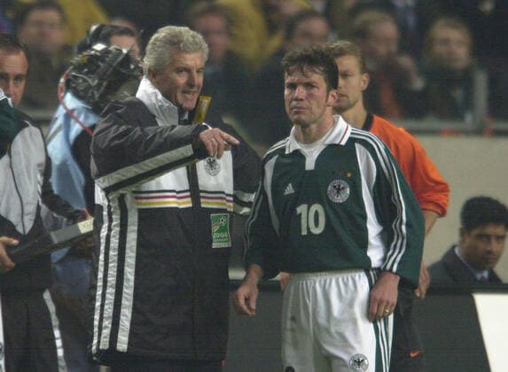 ARCHIVFOTO: Seinen 85. Geburtstag feiert Erich RIBBECK am 13. Juni 2022, SN31Ned_GerSP.jpg Fussball-Laenderspiel Niederlande-Deutschland 2:1 Trainer Erich RIBBECK(li), Deutschland , gibt Lothar MATTHAEUS am Spielfeldrand Anweisungen *** ARCHIVE PHOTO Erich RIBBECK celebrates his 85th birthday on 13 June 2022, SN31Ned GerSP jpg Soccer Laenderspiel Netherlands Germany 2 1 Coach Erich RIBBECK li , Germany , gives instructions to Lothar MATTHAEUS on the sidelines of the match