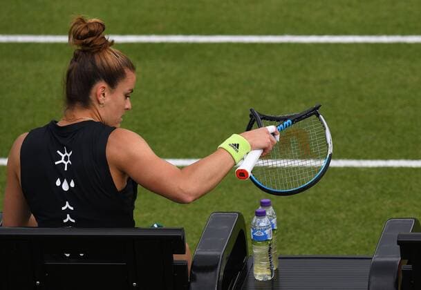 Sport Themen der Woche KW23 Sport Bilder des Tages Mandatory Credit: Photo by Anna Gowthorpe Shutterstock (12979624ab) Maria Sakkari of Greece holds her racquet after she broke it in anger during her quarter final match Rothesay Open, Tennis, Nottingham Tennis Centre, Nottingham, UK - 10 Jun 2022 Rothesay Open, Tennis, Nottingham Tennis Centre, Nottingham, UK - 10 Jun 2022  Copyright: xAnnaxGowthorpe Shutterstockx 12979624ab