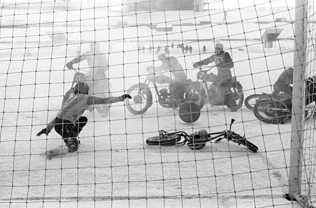 Motorball match between Temp (Moscow) and Omega (Leningrad) 683717 01.03.1970 Match between teams Temp (Moscow) and Omega (Leningrad) at first all-Union winter motorball tournament for the prize of Za rulyom magazine, central Dynamo stadium. N. Bolotin Sputnik Moscow Russia  Copyright: xN.xBolotinx