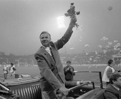 YASHIN HONOR LAP DYNAMO 95873 10.08.1989 Goalkeeper Lev Yashin, Merited Master of Sports, makes an honor lap in the Dynamo stadium, Moscow, before the Dynamo s soccer meet with a world team for his 60th birthday Vladimir Rodionov Sputnik Moscow Russia  Copyright: xVladimirxRodionovx