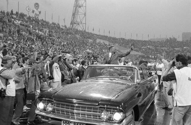 YASHIN JUBILEE HONOR LAP DYNAMO 95878 10.08.1989 Goalkeeper Lev Yashin, Merited Master of Sports, makes an honor lap in the Dynamo stadium, Moscow, before charitable soccer meets for his 60th birthday Sergey Velichkin Sputnik Moscow Russia  Copyright: xSergeyxVelichkinx