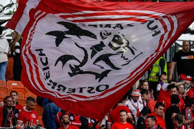 SOCCER - NL, AUT vs FRA VIENNA,AUSTRIA,10.JUN.22 - SOCCER - UEFA Nations League, OEFB international match, Länderspiel, Nationalmannschaft Austria vs France. Image shows a feature with a flag.  GEPAxpictures xJohannesxFriedl