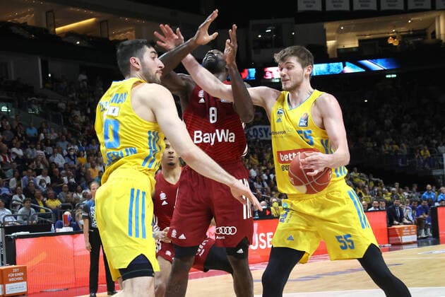 Sport Themen der Woche KW23 Sport Bilder des Tages DEU, easyCredit BBL, 1.Finalspiel, ALBA vs. FC Bayern Muenchen, 10.06.2022, Mercedes-Benz-Arena, Berlin, DEU, easyCredit BBL, 1.Finalspiel, ALBA vs. FC Bayern Muenchen, im Bild Yovel Zoosman (ALBA Berlin 50), Lammers (ALBA Berlin 55), Othello Hunter (FC Bayern Muenchen 8) Foto: Juergen Engler nordphoto GmbH *** DEU, easyCredit BBL, 1 final game, ALBA vs FC Bayern Muenchen, 10 06 2022, Mercedes Benz Arena, Berlin, DEU, easyCredit BBL, 1 final game, ALBA vs FC Bayern Muenchen, in picture Yovel Zoosman ALBA Berlin 50 , Lammers ALBA Berlin 55 , Othello Hunter FC Bayern Muenchen 8 Foto Juergen Engler nordphoto GmbH JuergenxEngler nph00076