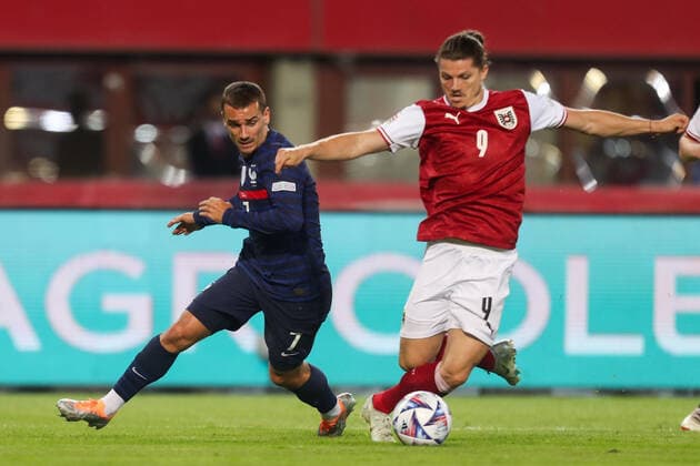 Sport Bilder des Tages SOCCER - NL, AUT vs FRA VIENNA,AUSTRIA,10.JUN.22 - SOCCER - UEFA Nations League, OEFB international match, Länderspiel, Nationalmannschaft Austria vs France. Image shows Antoine Griezmann (FRA) and Marcel Sabitzer (AUT).  GEPAxpictures xGEPAxpictures xPhilippxBrem