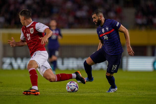 SOCCER - NL, AUT vs FRA VIENNA,AUSTRIA,10.JUN.22 - SOCCER - UEFA Nations League, OEFB international match, Länderspiel, Nationalmannschaft Austria vs France. Image shows Stefan Lainer (AUT) and Karim Benzema (FRA).  GEPAxpictures xJohannesxFriedl