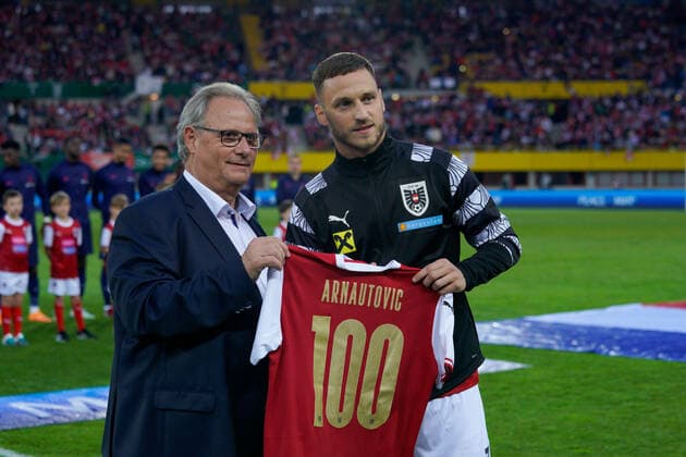 SOCCER - NL, AUT vs FRA VIENNA,AUSTRIA,10.JUN.22 - SOCCER - UEFA Nations League, OEFB international match, Länderspiel, Nationalmannschaft Austria vs France. Image shows president Gerhard Milletich (OEFB) and Marko Arnautovic (AUT).  GEPAxpictures xJohannesxFriedl