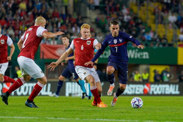 SOCCER - NL, AUT vs FRA VIENNA,AUSTRIA,10.JUN.22 - SOCCER - UEFA Nations League, OEFB international match, Länderspiel, Nationalmannschaft Austria vs France. Image shows Gernot Trauner, Nicolas Seiwald (AUT) and Antoine Griezmann (FRA).  GEPAxpictures xJohannesxFriedl