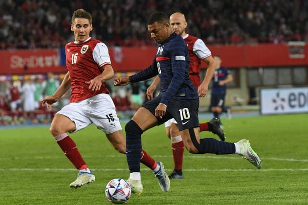 UEFA Nations League, group A1 Austria vs. France Kylian Mbappe (R) vs Maximilian Wober Vienna Austria Copyright: xANCAxTEPEIx