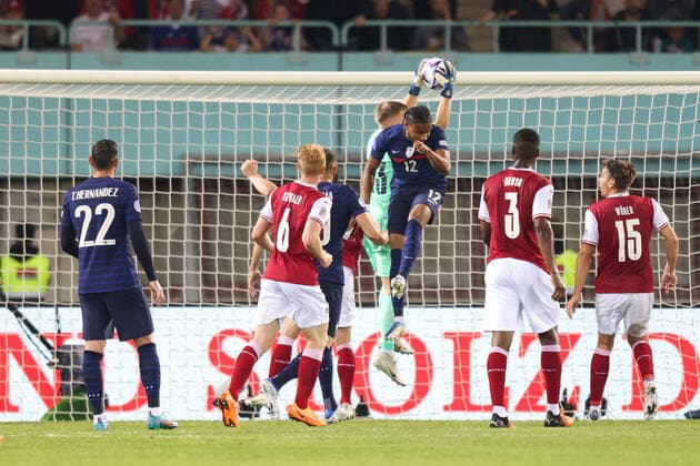 SOCCER - NL, AUT vs FRA VIENNA,AUSTRIA,10.JUN.22 - SOCCER - UEFA Nations League, OEFB international match, Länderspiel, Nationalmannschaft Austria vs France. Image shows Christopher Nkunku (FRA) and Patrick Pentz (AUT).  GEPAxpictures xArminxRauthner