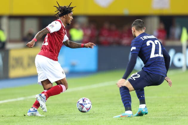 SOCCER - NL, AUT vs FRA VIENNA,AUSTRIA,10.JUN.22 - SOCCER - UEFA Nations League, OEFB international match, Länderspiel, Nationalmannschaft Austria vs France. Image shows Valentino Lazaro (AUT) and Theo Hernandez (FRA).  GEPAxpictures xArminxRauthner