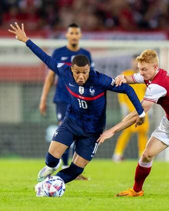 SOCCER - NL, AUT vs FRA VIENNA,AUSTRIA,10.JUN.22 - SOCCER - UEFA Nations League, OEFB international match, Länderspiel, Nationalmannschaft Austria vs France. Image shows Kylian Mbappe (FRA) and Nicolas Seiwald (AUT).  GEPAxpictures xEdgarxEisner