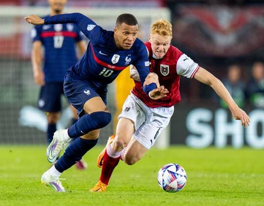 SOCCER - NL, AUT vs FRA VIENNA,AUSTRIA,10.JUN.22 - SOCCER - UEFA Nations League, OEFB international match, Länderspiel, Nationalmannschaft Austria vs France. Image shows Kylian Mbappe (FRA) and Nicolas Seiwald (AUT).  GEPAxpictures xEdgarxEisner