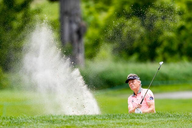 MADISON, WI - JUNE 10: Bernhard Langer from Munich, GER hits out of the sand on the ninth hole during the first round of the American Family Insurance Championship Champions Tour golf tournament on June 10, 2022 at University Ridge Golf Course in Madison, WI. (Photo by Lawrence Iles Icon Sportswire) GOLF: JUN 10 PGA, Golf Herren Tour Champions - American Family Insurance Championship Icon2206100861