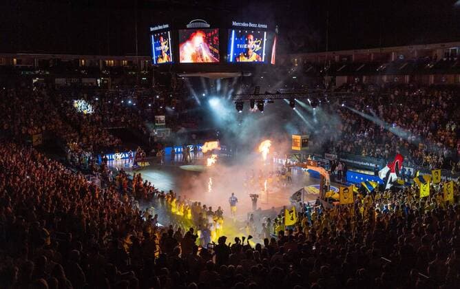 Basketball Berlin 10.06.2022 Saison 2021 2022 easyCredit BBL 1. Bundesliga Playoffs Finale Spiel1 Alba Berlin - FC Bayern München Basketball Teamvorstellung Alba Johannes Thiemann (Alba Berlin, No.32) Mercedes Benz Arena Sportstätte