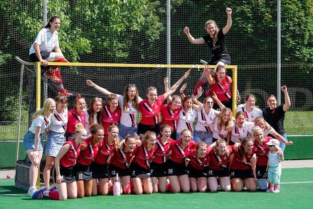 Sport Themen der Woche KW23 Spielerinnen vom TSV Mannheim Hockey, Jubel nach dem Schlusspfiff, Sieg, Sieger, Gewinner, jubelt, jubeln, Freude, optimistisch, Highlight, Action, Aktion, feiern den Aufstieg, Aufsteiger, Aufsteigerinnen in die 1. Bundesliga, Mannschaftsfoto, Teamfoto, Mannschaft, Team, Gruppenbild, 11.06.2022, Mannheim (Deutschland), Hockey, 2. Bundesliga Gruppe Süd, Damen, TSV Mannheim - TSV Schott Mainz *** TSV Mannheim field hockey players, cheering after the final whistle, victory, winner, winners, cheers, joy, optimistic, highlight, action, celebrate the promotion, promoted, promoted to the 1 Bundesliga, team photo, team, team, group photo, 11 06 2022, Mannheim Germany , field hockey, 2 Bundesliga group south, ladies, TSV Mannheim TSV Schott Mainz xozx