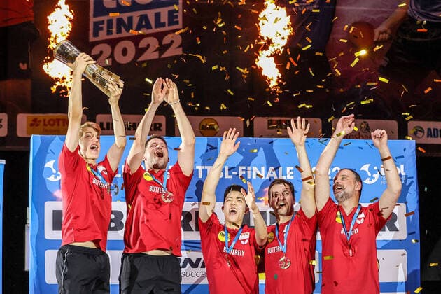 Sport Themen der Woche KW23 Ballsporthalle Frankfurt am 11. Juni 2022, Liebherr Tischtennis Bundesliga Finale, Borussia Düsseldorf 1.FC Saarbrücken TT v.l.,Anton Kaellberg (SWE, Borussia Duesseldorf) , Kristian Karlsson (SWE, Borussia Duesseldorf), Dang Qiu (GER, Borussia Duesseldorf), Timo Boll (GER, Borussia Duesseldorf), Trainer Danny Heister (NED, Borussia Duesseldorf) und im Bild Mannschaft von Borussia Düsseldorf, Siegerehrung, Duesseldorf mit Pokal, Jubelfoto mit Pokal *** Ballsporthalle Frankfurt on 11 June 2022, Liebherr Table Tennis Bundesliga Final, Borussia Duesseldorf 1 FC Saarbrücken TT f l ,Anton Kaellberg SWE, Borussia Duesseldorf , Kristian Karlsson SWE, Borussia Duesseldorf , Dang Qiu GER, Borussia Duesseldorf , Timo Boll GER, Borussia Duesseldorf , coach Danny Heister NED, Borussia Duesseldorf and in the picture team of Borussia Duesseldorf, award ceremony, Duesseldorf with trophy, celebration photo with trophy Copyright: JoaquimxFerreira