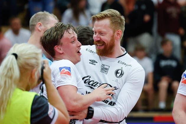 Sluttspillfinale handball menn, oIF Arendal - Elverum Arendal 20220611. Trener Borge Lund t.h. jubler etter under den fjerde finalen i sluttspillet i handball mellom oIF Arendal og Elverum i Sor Amfi i Arendal. Sluttspillmester kares etter best av fem kamper (forste lag til tre seire). Foto: Tor Erik Schroder NTB Arendal Norge Ref:_SPO_BNCaQJcWVTq1ho.jpg *** Play-off final handball men, oIF Arendal Elverum Arendal 20220611 Coach Borge Lund t h cheers after during the fourth final in the play-off in handball between oIF Arendal and Elverum in Sor Amfi in Arendal Play-off champion selected after best of five matches first team to three victories Photo Tor Erik Schroder NTB Arendal Norway  Copyright: xTorxErikxSchroderx xNTBx EDITORIAL USE ONLY. RESTRICTED USE FOR BETTING COMPANIES
