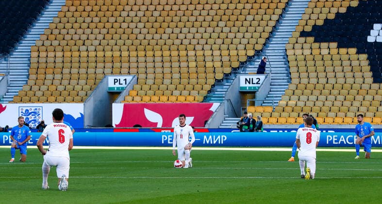 England v Italy UEFA Nations League England and Italy players take a knee in front of the empty stand during the UEFA Nations League match between England and Italy at Molineux, Wolverhampton Content Not Available For UK Newspapers Copyright: xPaulxChestertonx FIL-17006-0034 UK Newspapers OUT