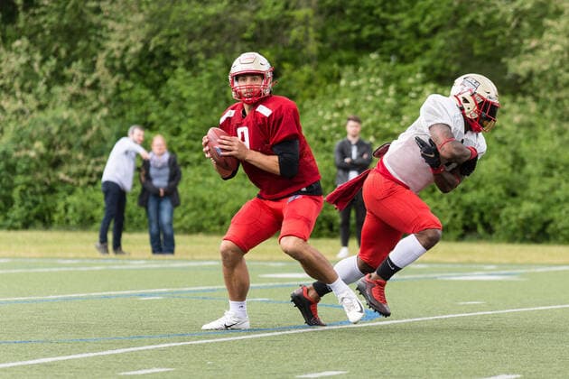 Sport Themen der Woche KW23 Sport Bilder des Tages American Football, Pre-Seasoun 2022, Scrimmage, Hamburg Sea Devils - Berlin Thunders, Swans Field (Hamburg), 14.05.2022 Joseph Joe Germinerio ( 9, Berlin Thunder, Quarterback) Hamburg Deutschland *** American Football, Pre Seasoun 2022, Scrimmage, Hamburg Sea Devils Berlin Thunders, Swans Field Hamburg , 14 05 2022 Joseph Joe Germinerio 9, Berlin Thunder, Quarterback Hamburg Germany