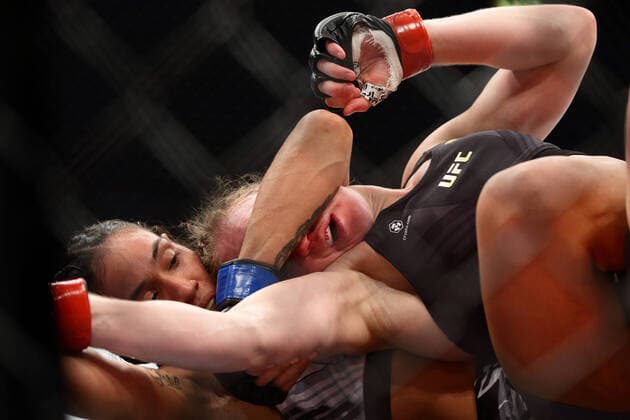 Sport Themen der Woche KW23 Sport Bilder des Tages UFC 275: Teixeira V Prochazka Valentina Shevchenko of Kyrgyzstan (R) battles Taila Santos of Brazil in the women™s strawweight title bout during the UFC 275 event at Singapore Indoor Stadium on June 12, 2022 in Singapore. Singapore Singapore  Copyright: xSuhaimixAbdullahx originalFilename:abdullah-notitle220612_npxvN.jpg