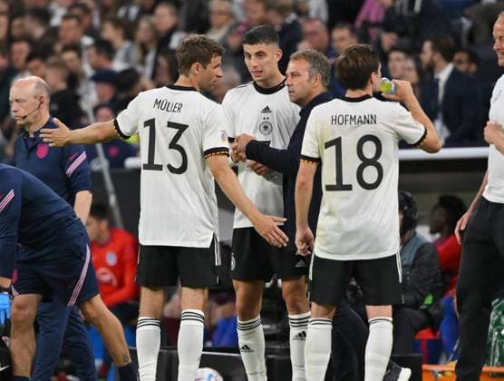 v.li., Thomas Müller (Deutschland), Kai Havertz (Deutschland), Bundestrainer Hansi Flick (Deutschland), Jonas Hofmann (Deutschland) 07.06.2022, Fussball 2022, UEFA Nations League 2022 23, 2. Spieltag, Deutschland - England 1:1 Foto: Maik Hölter TEAM2sportphoto Muenchen Allianz Arena Deutschland