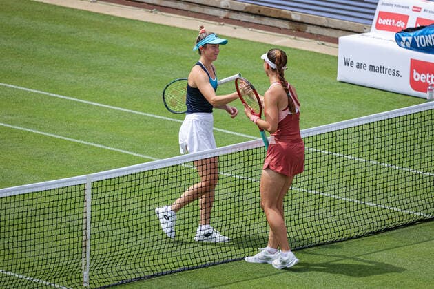 Storm SANDERS AUS und Tamara KORPATSCH GER - Shake-Hands am Netz, bett1open WTA, Tennis Damen 500, Berlin, LTTC Rot-Weiß , 12.06.2022, Copyright: xClaudioxGärtnerx