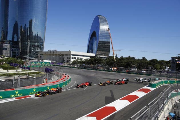 11 PEREZ Sergio (mex), Red Bull Racing RB18, action 16 LECLERC Charles (mco), Scuderia Ferrari F1-75, action 01 VERSTAPPEN Max (nld), Red Bull Racing RB18, action SAINZ Carlos (spa), Scuderia Ferrari F1-75, portrait start of the race, depart, during the Formula 1 Azerbaijan Grand Prix 2022, 8th round of the 2022 FIA Formula One World Championship, WM, Weltmeisterschaft on the Baku City Circuit, from June 10 to 12, 2022 in Baku, Azerbaijan - F1 - AZERBAIJAN GRAND PRIX 2022 - RACE DPPI Panoramic _B3_4035